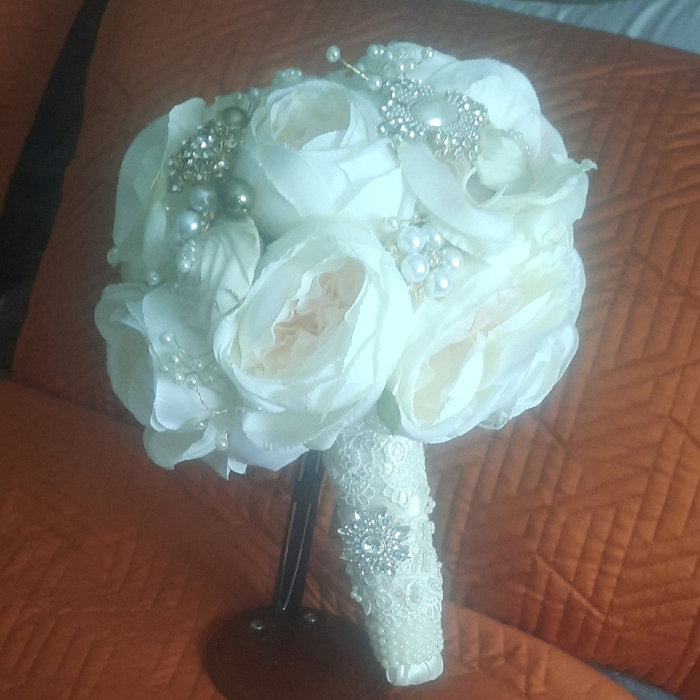 Elegant Cream Rose Bouquet